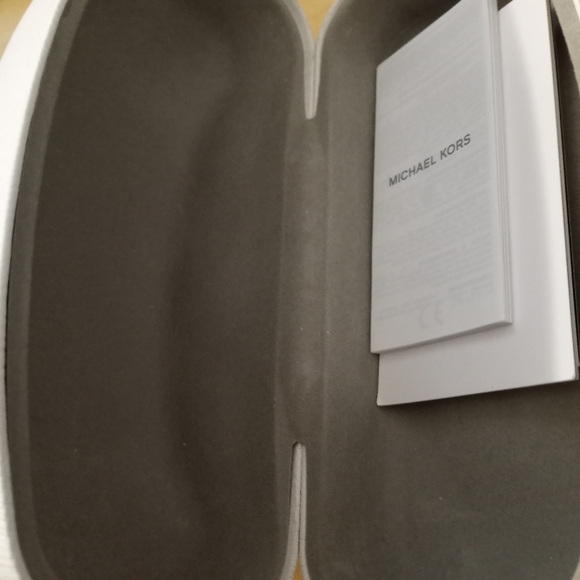 Michael Kors Sunglasses with case and wipe - Picture 4 of 5